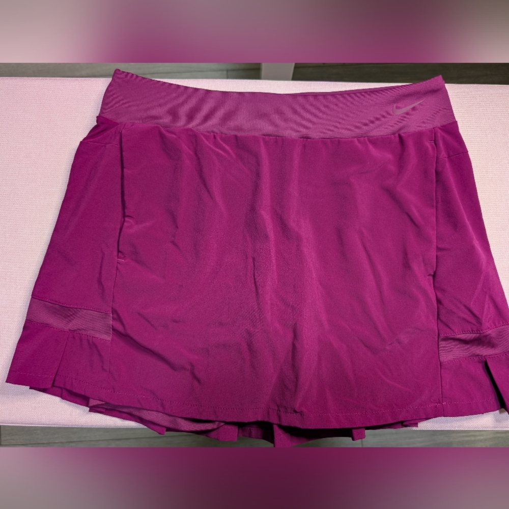 EUC•Nike Dri-Fit SKORT•2 front pockets & 1 back zipper pocket•Small•Dark Fuchsia
